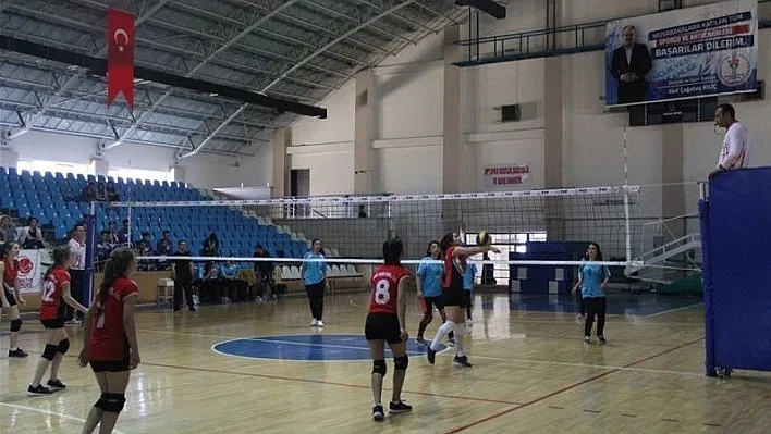 Erzincan'da okul sporları voleybol heyecanı

