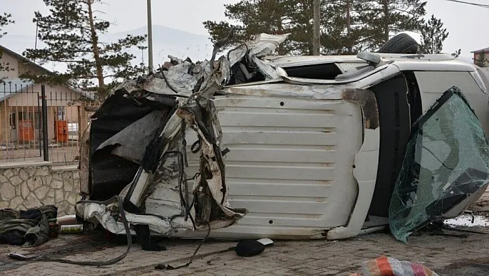 Freni patlayan tır, ışıklarda bekleyen otomobili biçti
