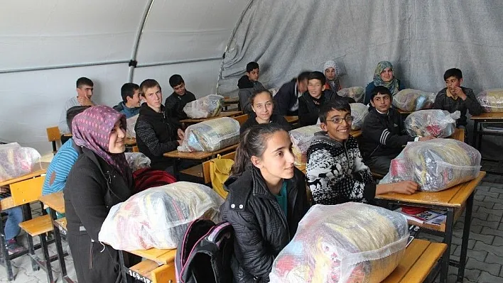 Lise öğrencilerinden depremzede öğrencilerine destek
