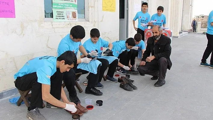 Öğrenciler cami cemaatinin ayakkabılarını boyadı
