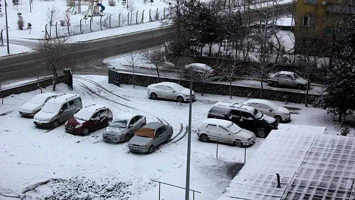 Erzurum güne karla uyandı