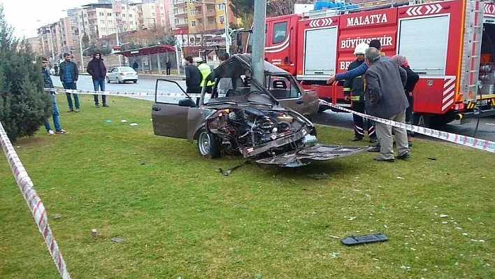 Malatya'da otomobil aydınlatma direğine çarptı: 1 yaralı
