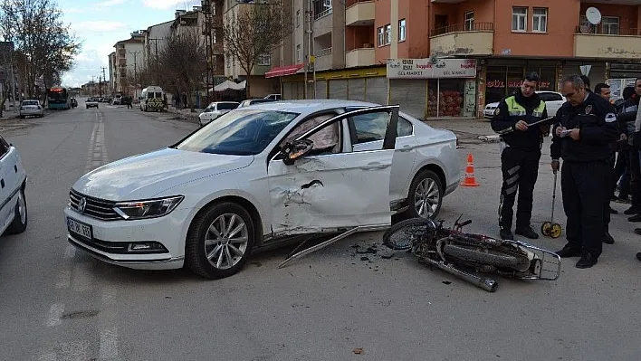 Otomobile çarpan motosikletin sürücüsü ağır yaralandı
