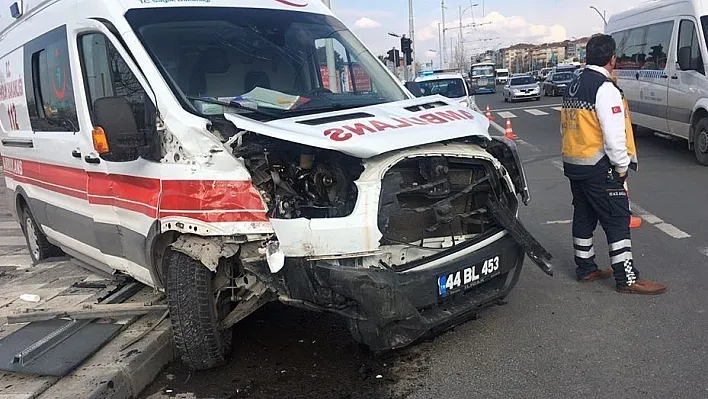 Hasta taşıyan ambulans kaza yaptı: 6 yaralı
