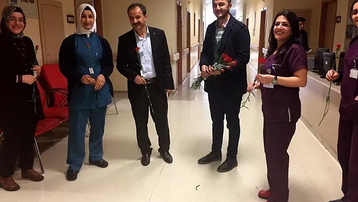 Ülkü Ocaklarının gençleri sağlık çalışanlarına çiçek takdim etti
