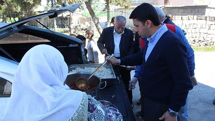 Samsat Kaymakamı Yıldırım depremzedelere yemek dağıttı
