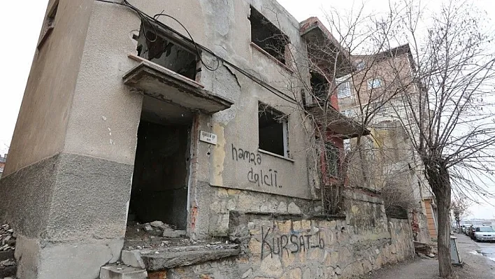 Sivas'ta tehlike saçan metruk binalar yıkılıyor
