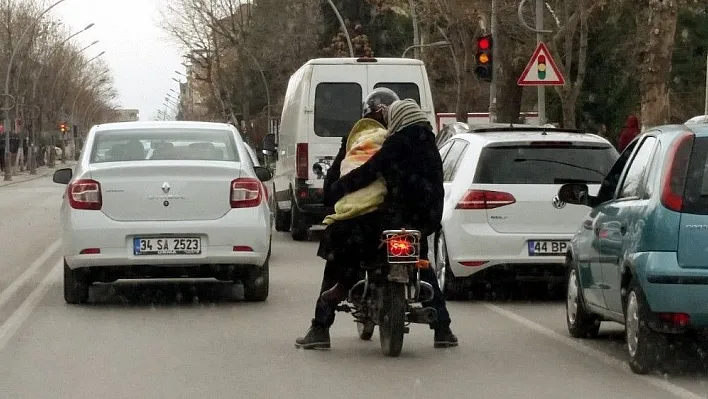 Kundaktaki bebeğin tehlikeli yolculuğu
