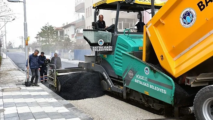 Çöşnük Mahallesinde sıcak asfalt çalışması yapılıyor
