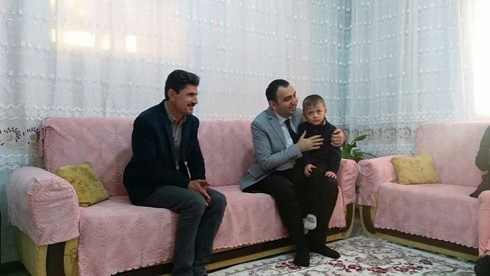 Kaymakam Çelik'ten, Fırat Simpil'in ailesine ziyaret
