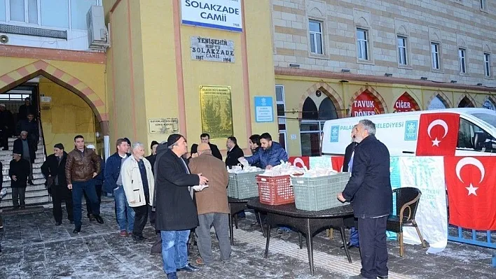 Palandöken Belediyesi sabah namazına gelen vatandaşa simit ikram etti
