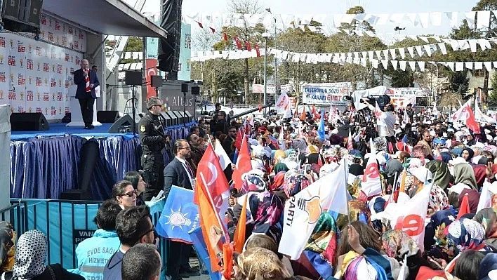 Başbakan Yıldırım, Erzincan mitinginin ardından şehir turu attı
