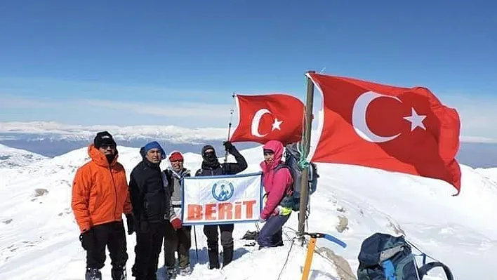Çanakkale şehitlerini Berit Dağı zirvesinde andılar
