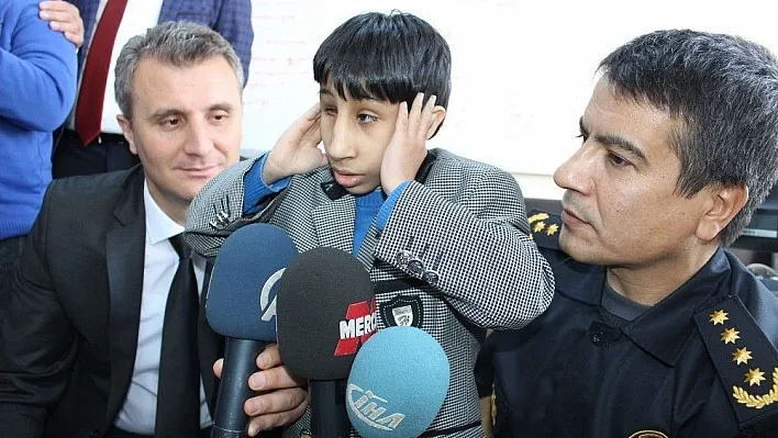 Down sendromlu çocuklar polis telsizinden anons yapıp ezan okudu

