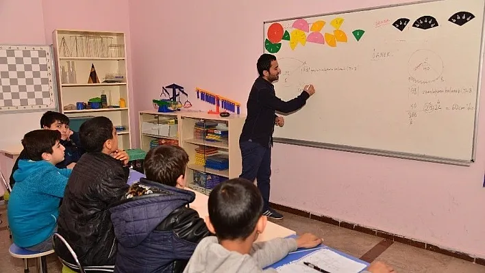 Matematik ve Akıl Oyunları Atölyesi 120 çocukla açıldı
