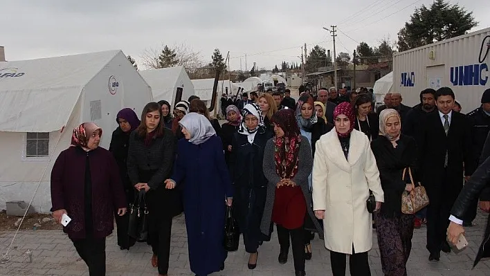 Bakan Akdağ'ın eşi depremzedeleri yalnız bırakmadı
