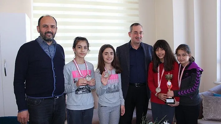 Çınar Koleji öğrencileri yüzme müsabakalarında il üçüncüsü oldu
