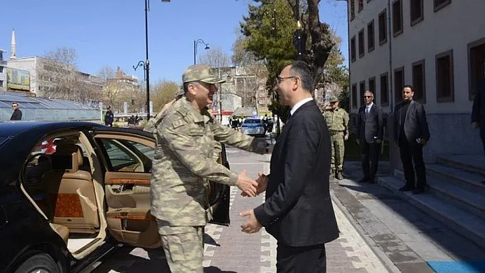 Kara Kuvvetleri Komutanı Orgeneral Çolak, Malatya Valisini ziyaret etti
