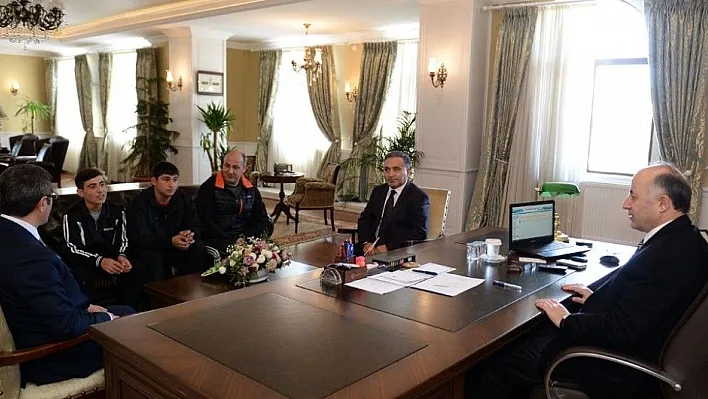 Şampiyon sporcular Vali Azizoğlu'nu ziyaret etti

