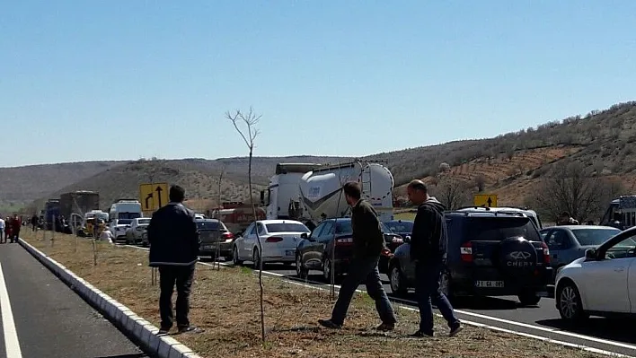 Diyarbakır-Mardin karayolu bomba ihbarı yüzünden ulaşıma kapatıldı