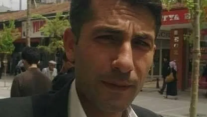 Tırın altına giren otomobilde can verdi
