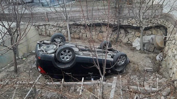 Duvarı aşıp aracı ile bahçeye düşen bayan sürücü ağır yaralandı
