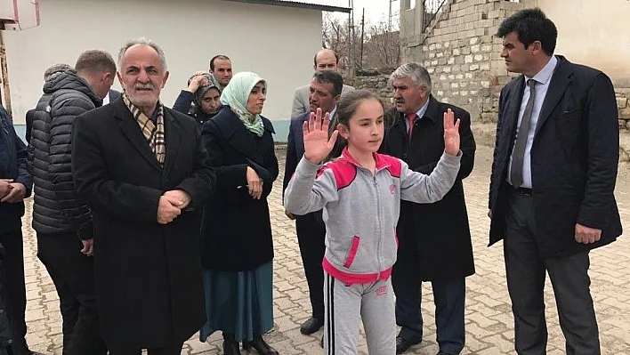 Taşkesenlioğlu çocuklarla voleybol oynadı
