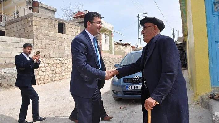 Besni Kaymakamı Gencer köy gezilerini sürdürüyor
