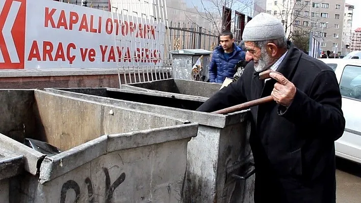 Bastonuyla çöpte yiyecek arayan yaşlı adam yürek burktu
