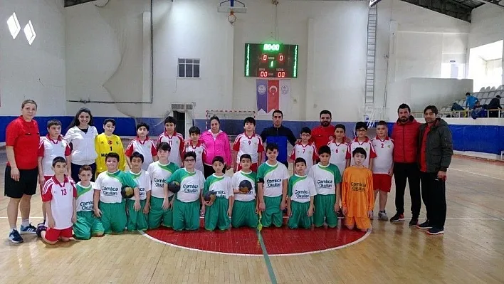 Çamlıca Okulları hentbol da il üçüncüsü oldu
