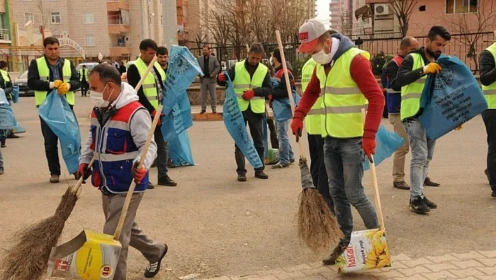 Gecekondu bölgesinde mıntıka temizliği
