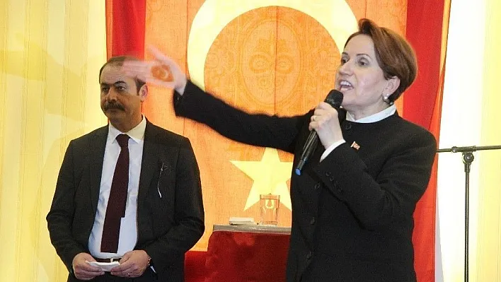 Meral Akşener'e balkondan 'evet' protestosu
