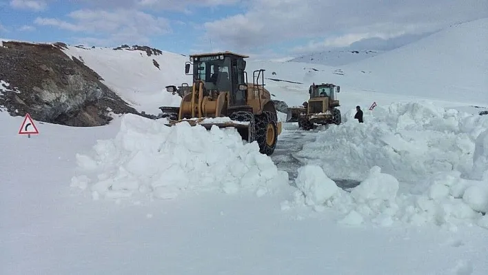 Kardan kapanan Erzurum - Tekman yolu açılıyor
