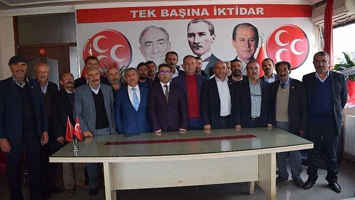 Akçadağ Muhtarlar Derneği Başkanı Eyüp Gönültaş'tan MHP'ye ziyaret
