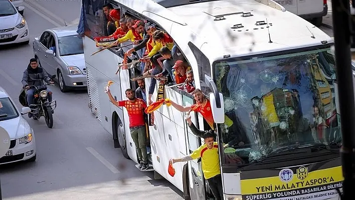 Yeni Malatyaspor'lu taraftarlar ile Elazığspor'lu taraftarlar Darende'de birbirine girdi
