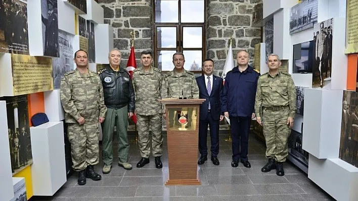 Akar, kuvvet komutanlarıyla Diyarbakır'da
