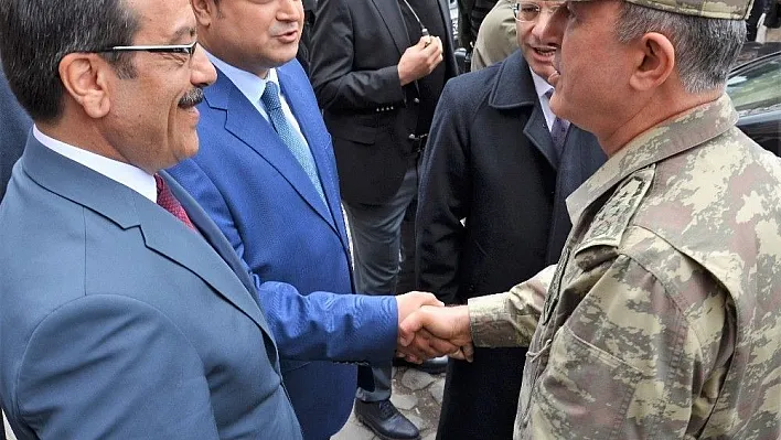 Genelkurmay Başkanı Akar ve kuvvet komutanları Sur'da esnafı ziyaret etti
