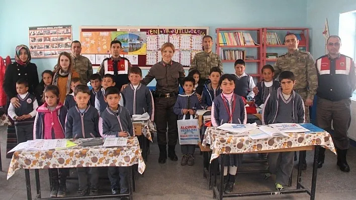 Jandarma personeli öğrencilerle ağaç dikti
