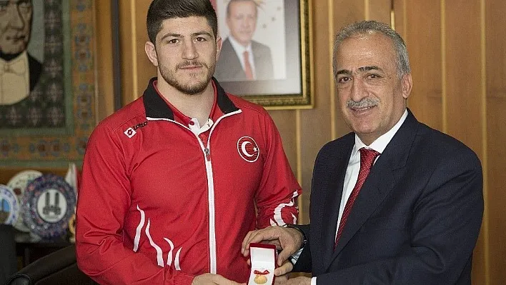 Şampiyon Güreşçi, Rektör Çomaklı'yı ziyaret etti
