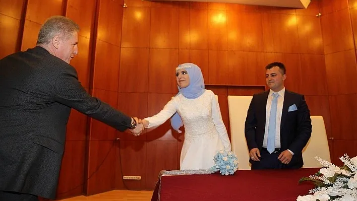 Sosyal medyadan nikah daveti alan Vali Gül'den çifte nikah sürprizi
