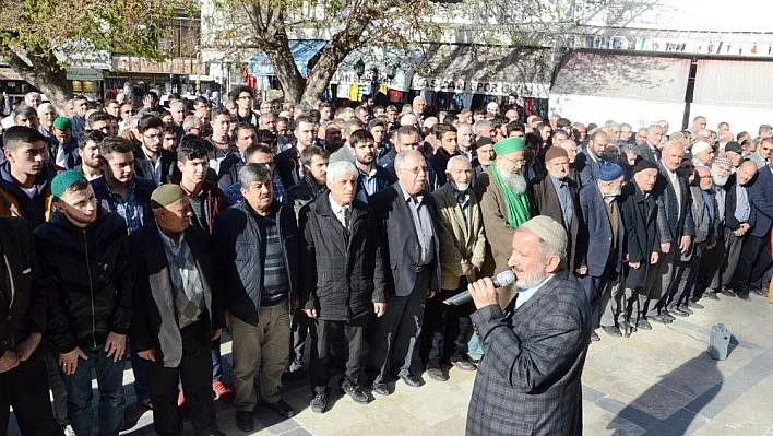 Gıyabi cenaze namazı kılarak, İdlip saldırısına tepki gösterdiler
