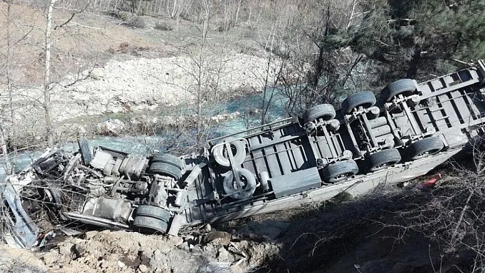 Kahramanmaraş'ta tır şarampole devrildi: 1 yaralı
