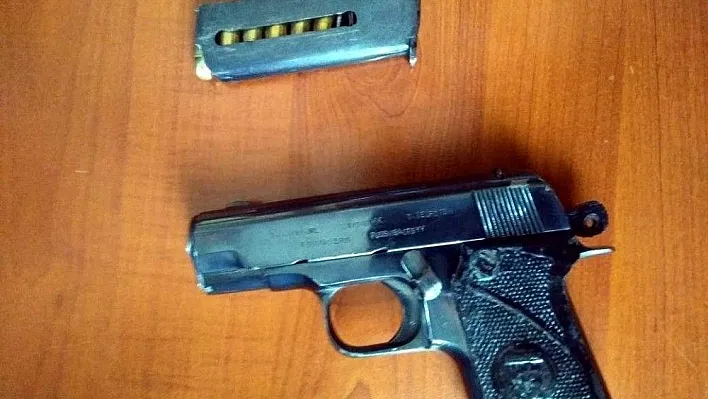 Adliye çevresindeki şüpheli şahısın üzerinden tabanca çıktı
