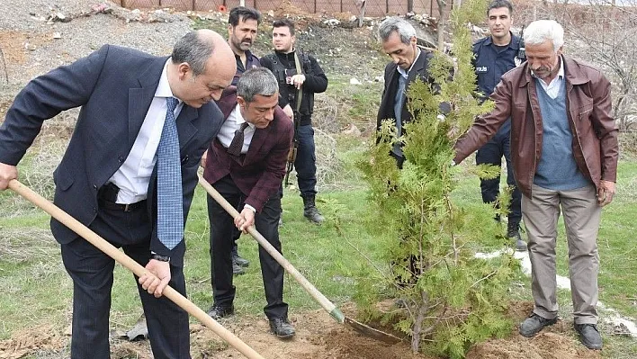 Genç polisinden fidan dikme etkinliği
