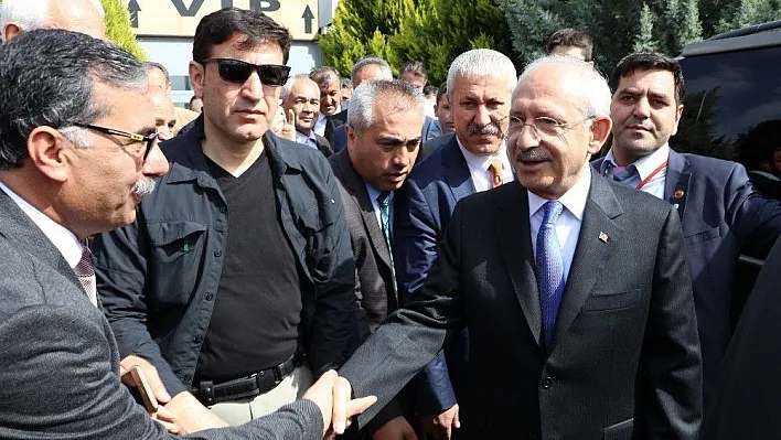 Kılıçdaroğlu, Beşiktaş'taki saldırıda ölen Ahmet Dokuyucu'nun ailesini ziyaret etti
