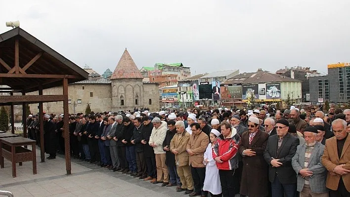 İdlib'de hayatını kaybedenler için gıyabi cenaze namazı kılındı
