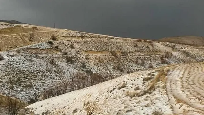 Akçadağ ilçesinde dolu yağışı etkili oldu
