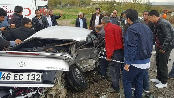 Hafif ticari araç ile otomobil çarpıştı: 4 Yaralı
