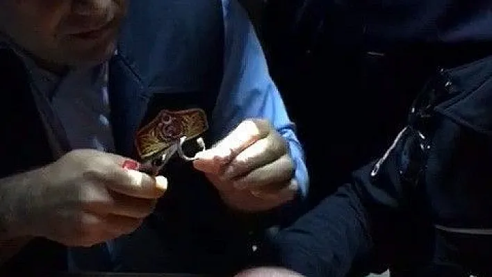 Kavgada parmağı kırılan polisin yüzüğü itfaiye tarafından çıkartıldı
