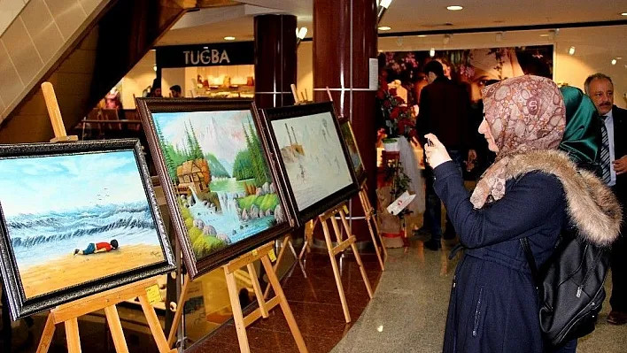 Ressam Özyurt 7'nci sergisini TSK Mehmetçik Vakfı yararına açtı

